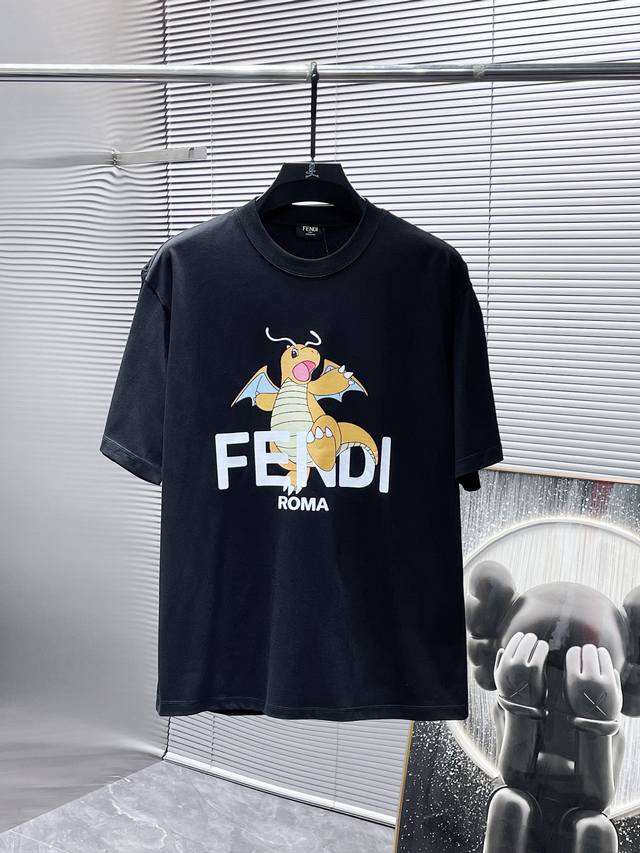 芬迪 fendi 2024新款 圆领 短袖 T恤 体恤 半袖 ，高端版本！专柜定制面料 透气舒适度高，细节无可挑剔，品牌元素设计理念，体现高品质。手感细腻柔软！