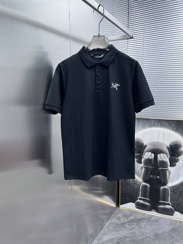 始祖鸟 ARCTERYX 新款男士翻领短袖T恤 POLO衫，高端版本！专柜定制面料 透气舒适度高，细节无可挑剔，品牌元素设计理念，体现高品质。手感细腻柔软！呈现