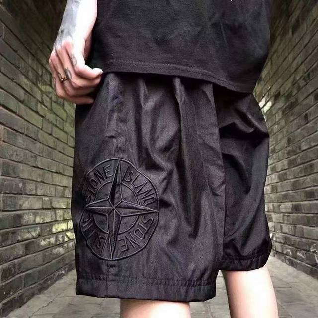 STONE ISLAND石头岛金属尼龙短裤正品刺绣logo宽松速干机能五分裤 颜色：黑 灰 绿 尺码表 M. L. XL。2XL 裤长52 54 56 58 腰 - 点击图像关闭