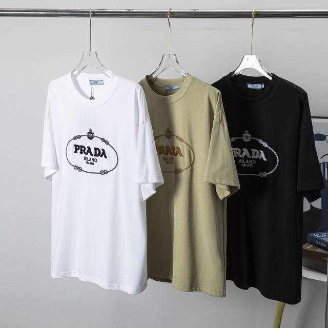 H017 欧版XS～L码 PRADA 普拉达 2024年春夏季新款欧版T恤，胸前个性logo字母图案刺绣重工短袖，采用230克双纱纯棉面料，面料柔软 时尚百搭