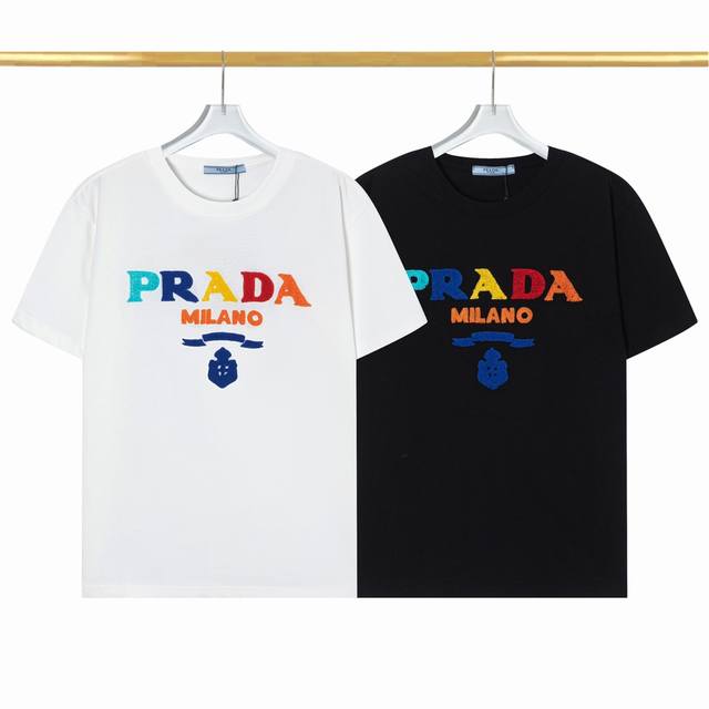 T2071 PRADA 普拉达 2024年夏季新款T恤，胸前字母logo牙刷绣工艺，采用230克双纱纯棉面料，面料柔软 时尚百搭 男女同款 。颜色：黑色 白色