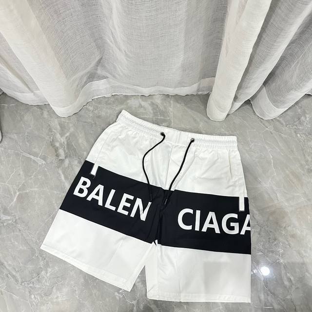 V2304 BALENCIAGA巴黎世家拼接休闲沙滩短裤 图片由手机像素拍摄 任何ps 经典格纹速干五分裤，男女同款，面料为客供聚酯纤维材质、耐脏抗皱，最适合夏