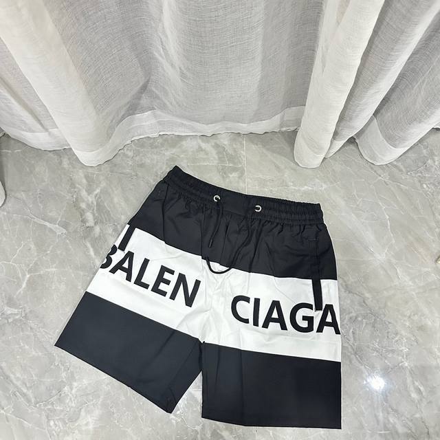 V2304 BALENCIAGA巴黎世家拼接休闲沙滩短裤 图片由手机像素拍摄 任何ps 经典格纹速干五分裤，男女同款，面料为客供聚酯纤维材质、耐脏抗皱，最适合夏