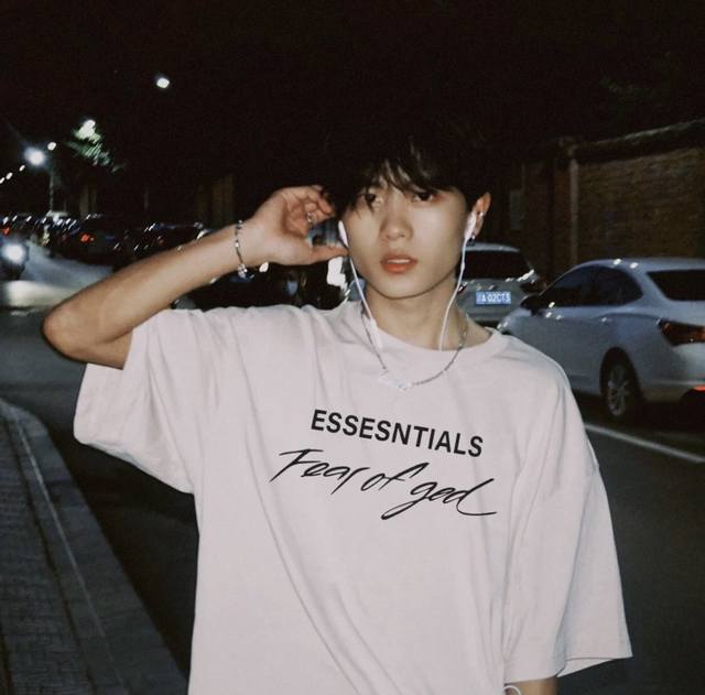 FEAR OF GOD ESSENTIALS美式潮牌短袖T恤 款号：E2331# 颜色：黑色 白色 码数：S M L XL