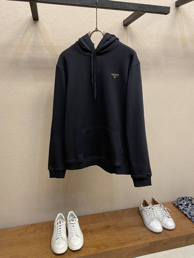 Prada 24SS胸前三角标连帽卫衣 原14,600购入，面料采用360克定染对色抓绒面料，纯棉帽绳，面料过水普洗，普洗效果可以有效去除绒料卫衣掉毛效果同时又 - 点击图像关闭