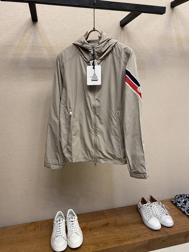 Moncler 三色饰边夹克 面料采用micro chic面料还往往具有良好的弹性和耐磨性，这意味着Claut挡风夹克不仅穿着舒适，而且耐用度高，能够经受住日常