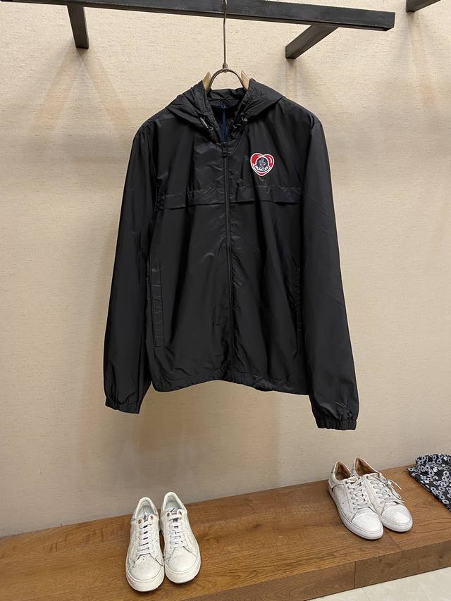 Moncler 情人节限定夹克 连帽夹克采用具有出色功能性的紧致尼龙面料制成 饰有Moncoeur彩色标识心形图案 拆解分析原版纱线再定染 还原心形图案饱满度与