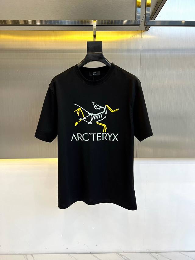 Arcteryx 始祖鸟、24s新品时尚潮流休闲短袖T恤，采用进口双纱欧棉面料，温儒柔软 细腻柔软 上身自然是舒适 凉爽，胸前发泡彩色印花图案logo时尚立体。