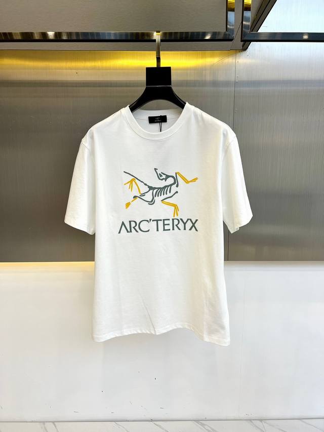 Arcteryx 始祖鸟、24s新品时尚潮流休闲短袖T恤，采用进口双纱欧棉面料，温儒柔软 细腻柔软 上身自然是舒适 凉爽，胸前发泡彩色印花图案logo时尚立体。