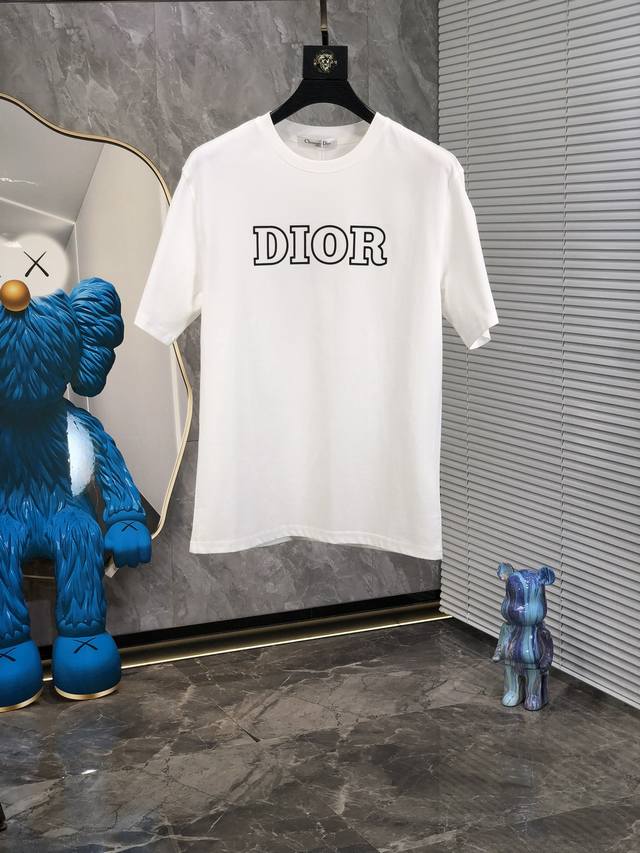 Dior。2024SS圆领宽松短袖T恤。专柜在售贸易公司订单，客供进口纯棉棉面料，以天然植物纤维提炼出来，b手感柔软，穿着舒适，完全不易有刺激皮肤，这样的面料吸