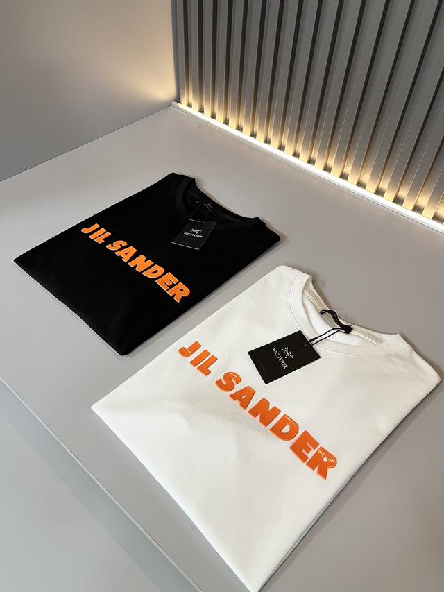 ARCTER*X始*祖鸟 联名JIL SANDER 2024春夏新款男女同款短袖T恤户外品牌可能大家第一想到的就是加拿大鹅、始祖鸟。给人一种标签试的感觉！除了在