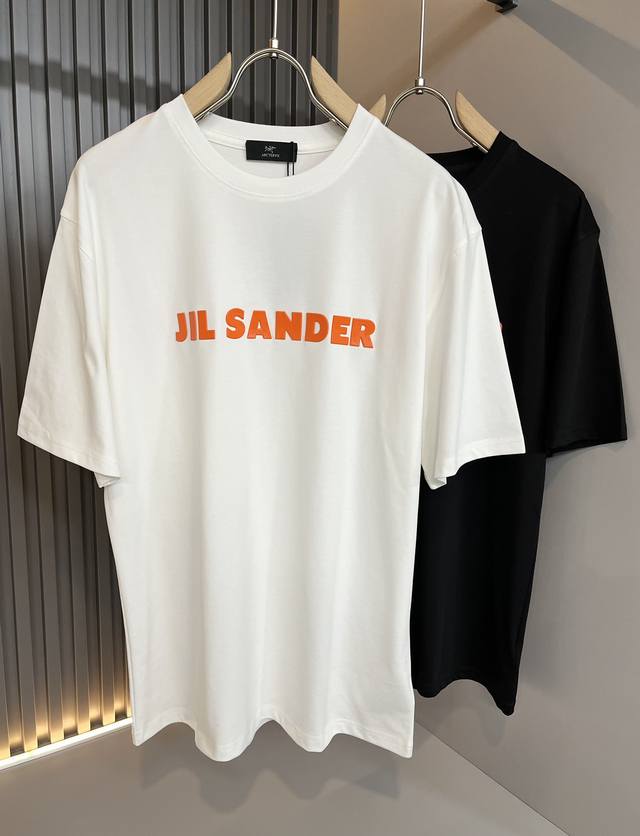 ARCTER*X始*祖鸟 联名JIL SANDER 2024春夏新款男女同款短袖T恤户外品牌可能大家第一想到的就是加拿大鹅、始祖鸟。给人一种标签试的感觉！除了在