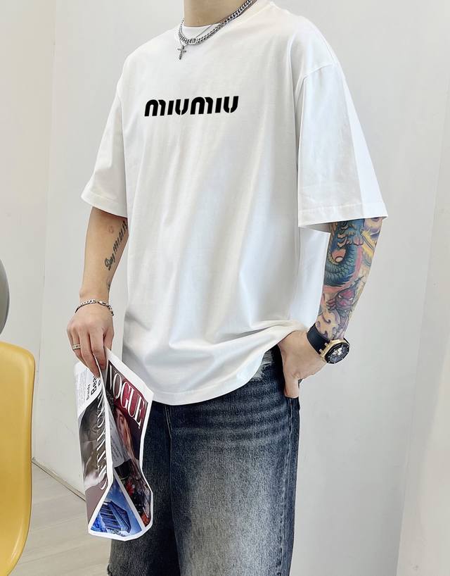 MIUMIU 新款字母印花双层重工短袖T桖 字母图案不管是T桖还是卫衣都是每年的爆款单品 前幅大面积印花采用大康丽数码印花机直喷 成本极高 经过多次的调试打版图