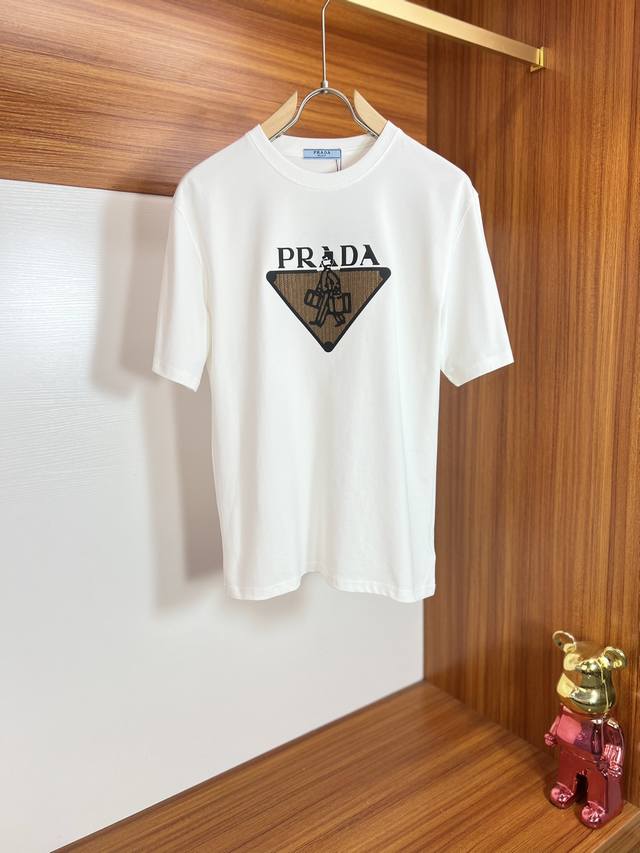 Prada 普拉达 2024年春夏新品上新 三标齐全 圆领短袖T恤 好货不用过多介绍 看细节 专柜码数：M-XXL 175 140建议M 码数偏大