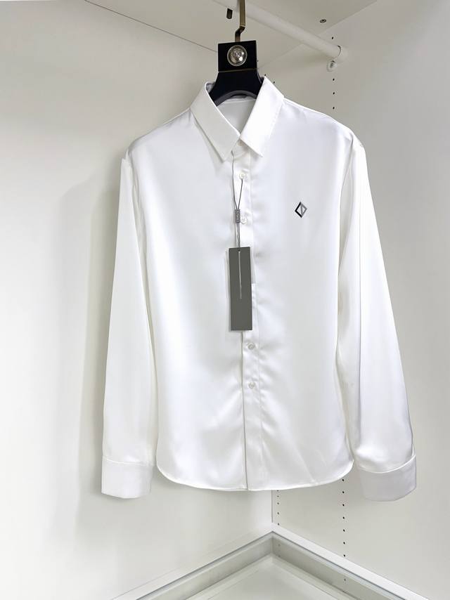 DIOR 迪奥 春夏新品 ，男士商务休闲衬衫#客供进口冰丝面料，面料属性皆为上乘！舒适性与透气性完美兼备，触感体验不言而喻，奢华极致享受！细节精致出挑，品相完美