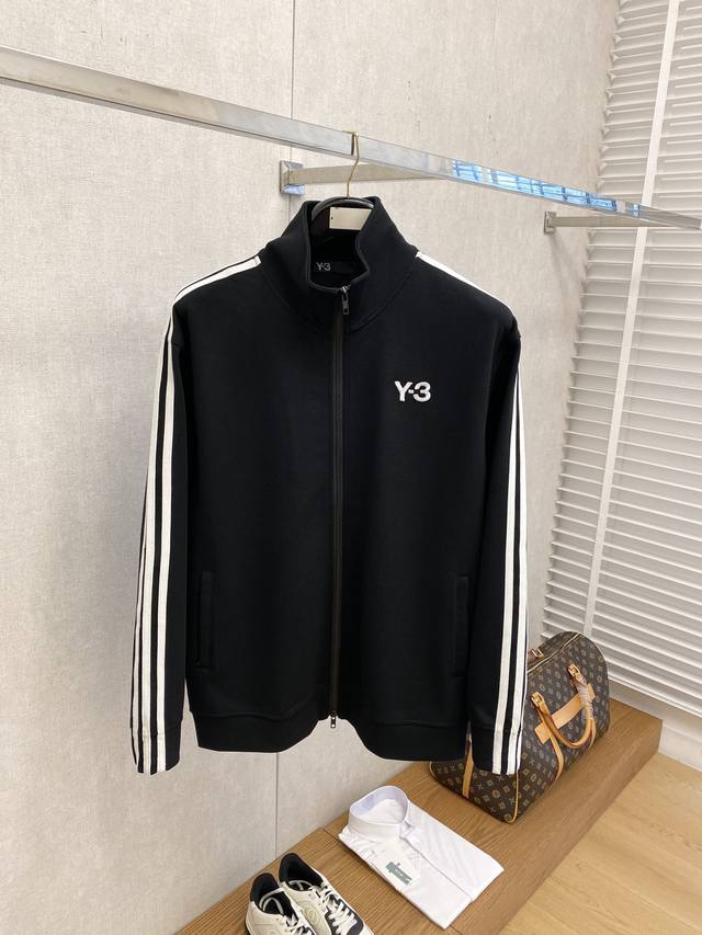 Y-3、2024新品卫衣外套，帅气时尚，胸前精致刺绣字母logo，简约百搭款。面料棉 不仅挺括，保持潮流的廓形，又穿着舒适，纱织更细腻，码数M-3XL