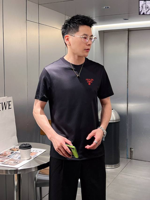 Prada 普拉达 夏季新款 丝光面料短袖， 全球顶男装，简约时尚，从容百搭，大气优雅 极度舒适体验 高端面料 色泽鲜艳 极致顺滑触感 细腻不易起皱 奢华高贵