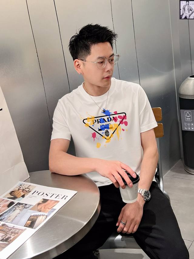 Prada 普拉达 夏季新款 丝光面料短袖， 全球顶男装，简约时尚，从容百搭，大气优雅 极度舒适体验 高端面料 色泽鲜艳 极致顺滑触感 细腻不易起皱 奢华高贵