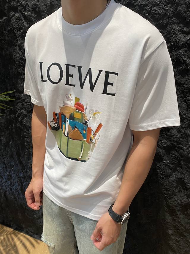 LOEWE 罗意威 24 春夏新品卡通印花短袖 T 恤衫，简直太可爱了！男女同款，宽松落肩设计，时尚又舒适。240 克重双纱棉面料，柔软透气，让你在夏天也能保持 - 点击图像关闭