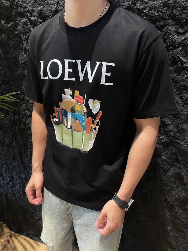 LOEWE 罗意威 24 春夏新品卡通印花短袖 T 恤衫，简直太可爱了！男女同款，宽松落肩设计，时尚又舒适。240 克重双纱棉面料，柔软透气，让你在夏天也能保持