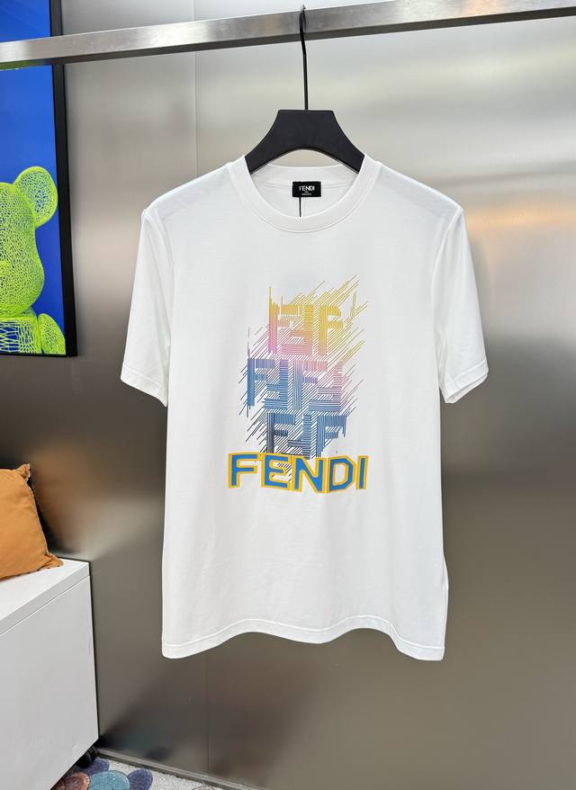 FEND*I芬-迪24ss春夏情侣款T恤.品质一如既往！基础款字母FF渐变色彩烫画设计.优选高克重190g丝光棉材质打造，面料软糯细腻亲肤，内里绵密轻柔丝瓜质感