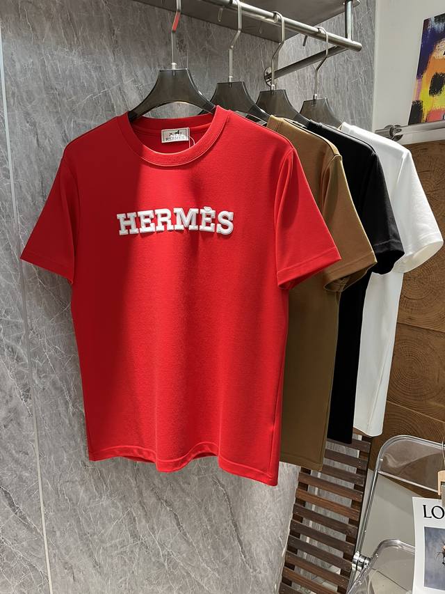 Hermes 爱马家 2024秋冬新品打底T恤！秋冬百搭短袖莫代尔棉休闲T恤 这款T恤采用轻盈面料，穿着舒适。这款T恤设计简约，正面品牌LOGO字母，彰显个性，