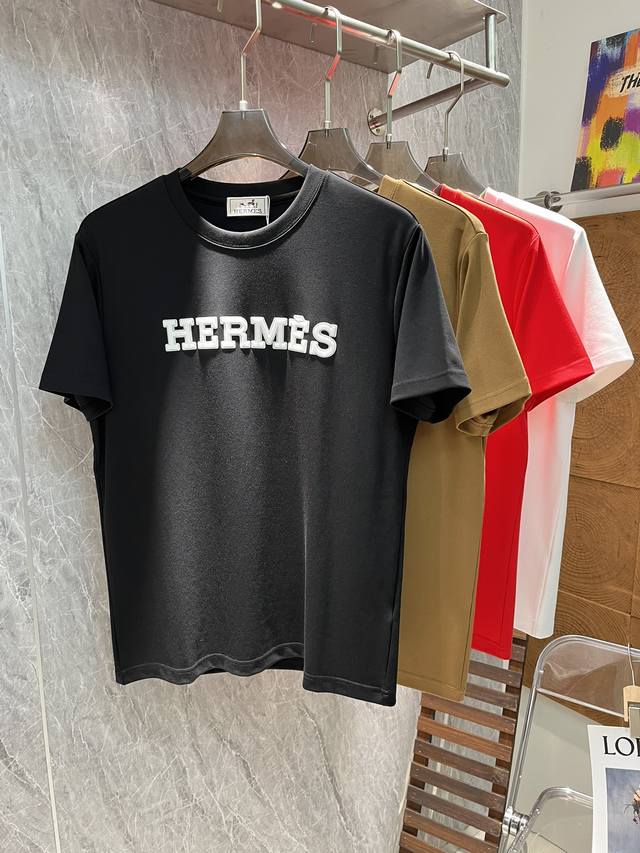 Hermes 爱马家 2024秋冬新品打底T恤！秋冬百搭短袖莫代尔棉休闲T恤 这款T恤采用轻盈面料，穿着舒适。这款T恤设计简约，正面品牌LOGO字母，彰显个性，