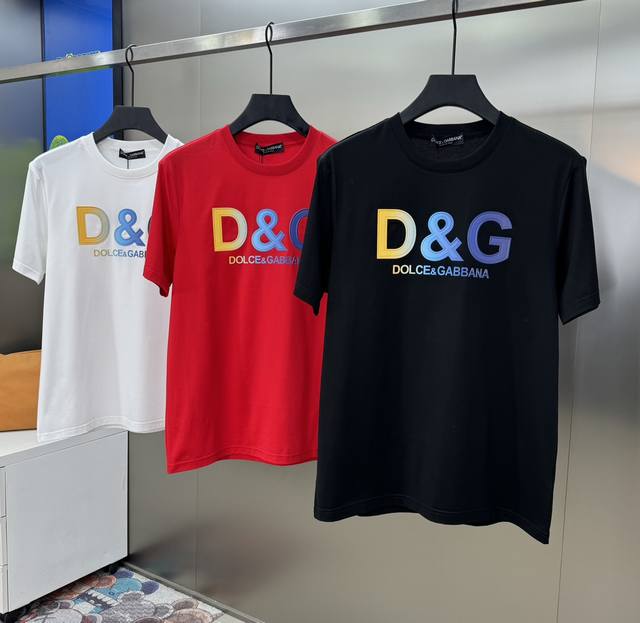 D&G*杜嘉-班纳24s春夏季新款圆领短袖.彩色字母渐变高清印花 经典之作！190g丝光棉面料，经由微型针织立体工艺过程制作，手感质感超级舒适，单穿内搭首选严密