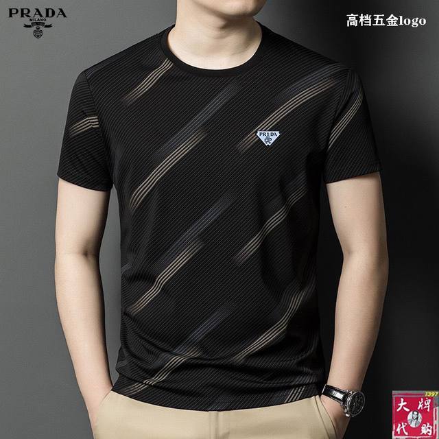 Prada 普拉达 夏季新款高级时装休闲短袖，专柜同款简约时尚，从容百搭，大气优雅采用进口上等面料极致顺滑触感细腻不易起皱奢华高贵挺括有型锁针、高密度缝制，一切