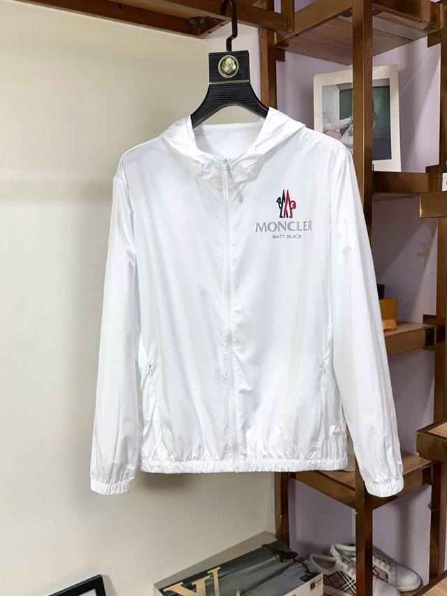 Moncler 蒙口 胖哥福音 最大穿到200斤 夏季新款防晒服 时尚百搭外套 标志性图案设计；面料采用聚酯纤维料，亲肤舒适，整体又有很好的挺括感，客供定制金属