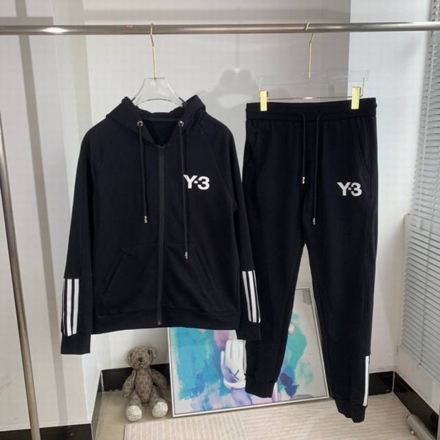 Y-3 秋季新款，前后刺绣字母LOGO长袖拉链外套+运动裤套装。定制双纱紧密全棉卫衣面料 克重380克，炒鸡百搭，各路潮人的醉爱，男女都可以穿， 随便配效果都赞