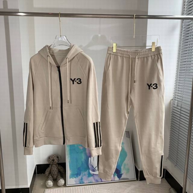 Y-3 秋季新款，前后刺绣字母LOGO长袖拉链外套+运动裤套装。定制双纱紧密全棉卫衣面料 克重380克，炒鸡百搭，各路潮人的醉爱，男女都可以穿， 随便配效果都赞