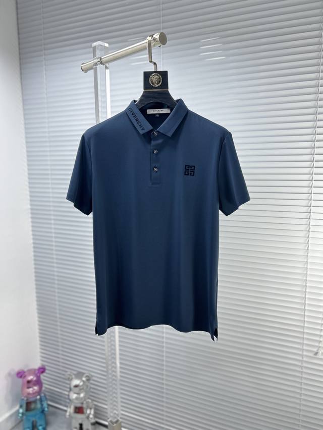 Giv*纪梵希 ss24夏季新款翻领POLO衫 雍容华贵的品牌风格，客供进口面料，手感丝滑细腻有光泽， 做出来的衬衫也是版型垂顺挺括，并且还抗皱抗起球，贴身穿着 - 点击图像关闭