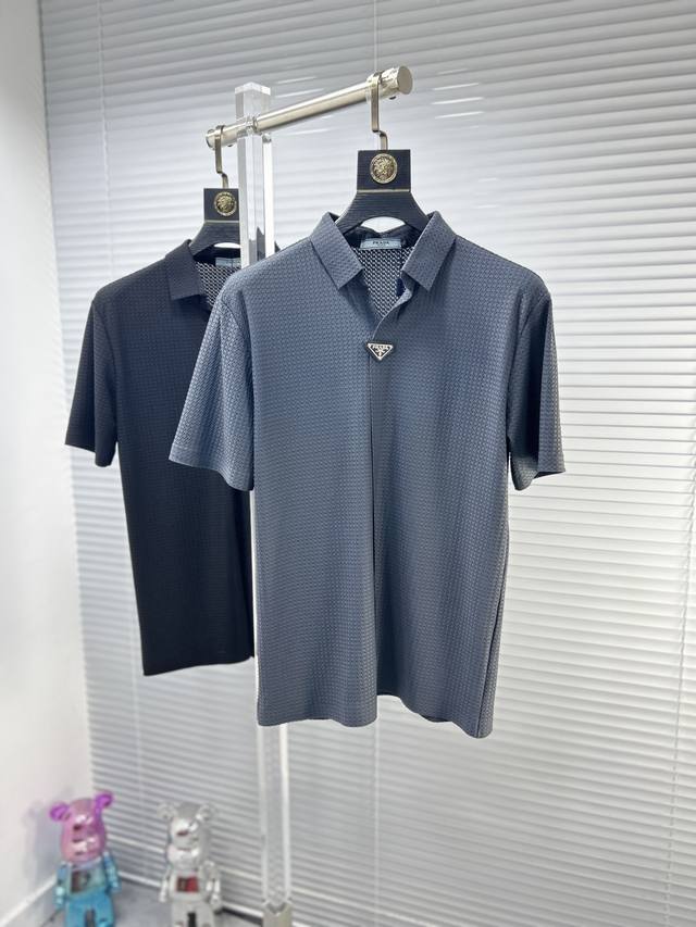 Prad*普拉达 ss24夏季新款翻领POLO衫 雍容华贵的品牌风格，客供进口面料，手感丝滑细腻有光泽， 做出来的衬衫也是版型垂顺挺括，并且还抗皱抗起球，贴身穿