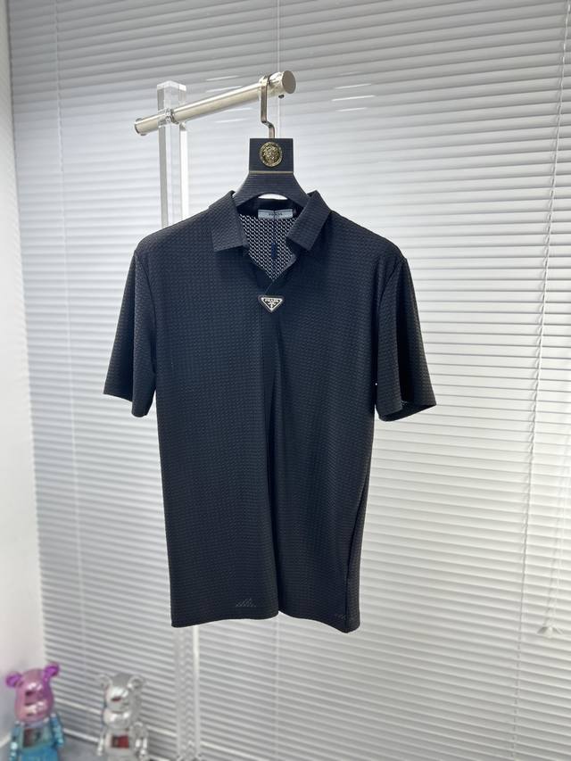 Prad*普拉达 ss24夏季新款翻领POLO衫 雍容华贵的品牌风格，客供进口面料，手感丝滑细腻有光泽， 做出来的衬衫也是版型垂顺挺括，并且还抗皱抗起球，贴身穿