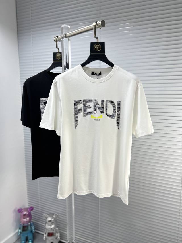 Fend*芬迪 ss24夏季新款短袖T恤，顶级冰丝棉 高端图案logo，帅气时尚，简约百搭款。面料棉 不仅挺括，保持潮流的廓形，又穿着舒适，纱织更细腻 码数：M