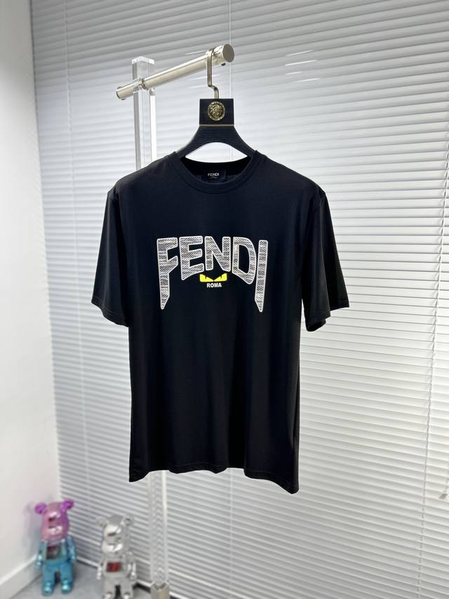 Fend*芬迪 ss24夏季新款短袖T恤，顶级冰丝棉 高端图案logo，帅气时尚，简约百搭款。面料棉 不仅挺括，保持潮流的廓形，又穿着舒适，纱织更细腻 码数：M