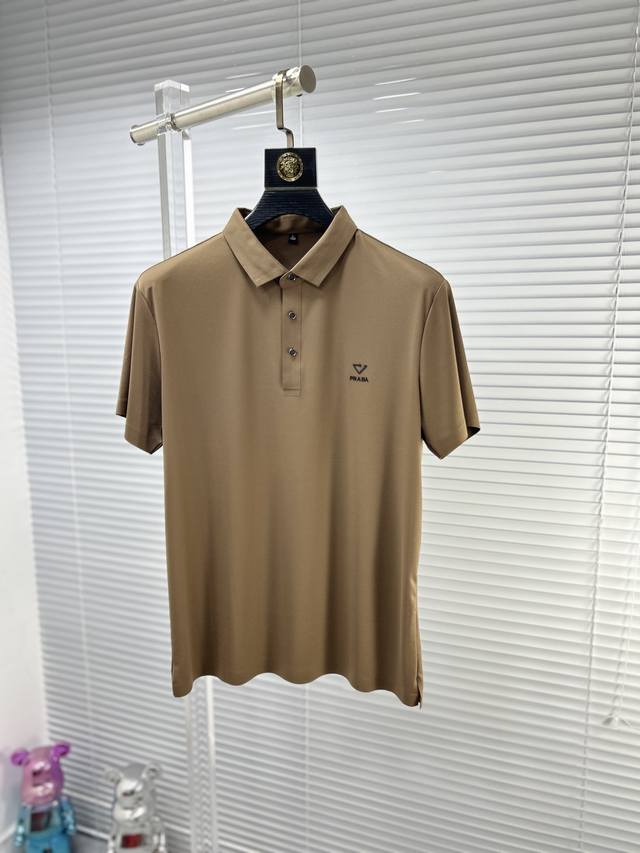 Prad*普拉达 ss24夏季新款翻领POLO衫 雍容华贵的品牌风格，客供进口面料，手感丝滑细腻有光泽， 做出来的衬衫也是版型垂顺挺括，并且还抗皱抗起球，贴身穿