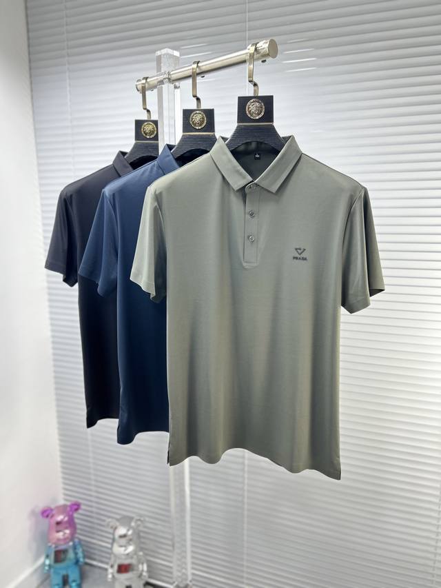 Prad*普拉达 ss24夏季新款翻领POLO衫 雍容华贵的品牌风格，客供进口面料，手感丝滑细腻有光泽， 做出来的衬衫也是版型垂顺挺括，并且还抗皱抗起球，贴身穿 - 点击图像关闭