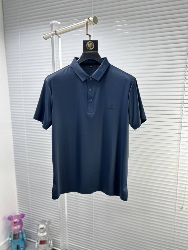 Prad*普拉达 ss24夏季新款翻领POLO衫 雍容华贵的品牌风格，客供进口面料，手感丝滑细腻有光泽， 做出来的衬衫也是版型垂顺挺括，并且还抗皱抗起球，贴身穿