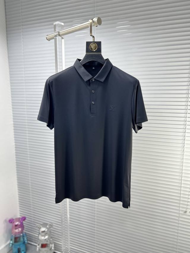 Prad*普拉达 ss24夏季新款翻领POLO衫 雍容华贵的品牌风格，客供进口面料，手感丝滑细腻有光泽， 做出来的衬衫也是版型垂顺挺括，并且还抗皱抗起球，贴身穿