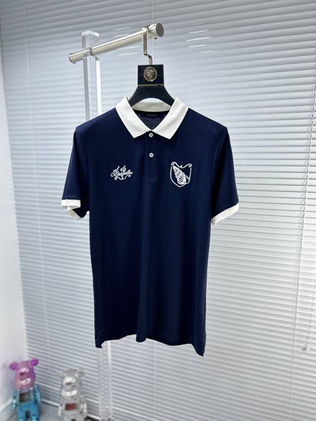 LV*路易 ss24夏季新款翻领POLO衫 雍容华贵的品牌风格，客供进口面料，手感丝滑细腻有光泽， 做出来的衬衫也是版型垂顺挺括，并且还抗皱抗起球，贴身穿着也是