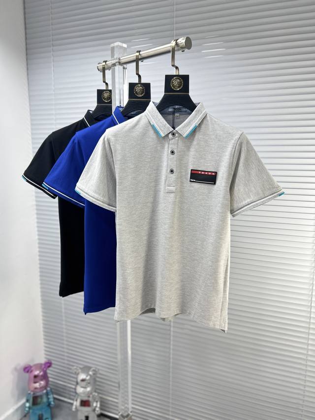 Prad*普拉达 ss24夏季新款翻领POLO衫 雍容华贵的品牌风格，客供进口面料，手感丝滑细腻有光泽， 做出来的衬衫也是版型垂顺挺括，并且还抗皱抗起球，贴身穿