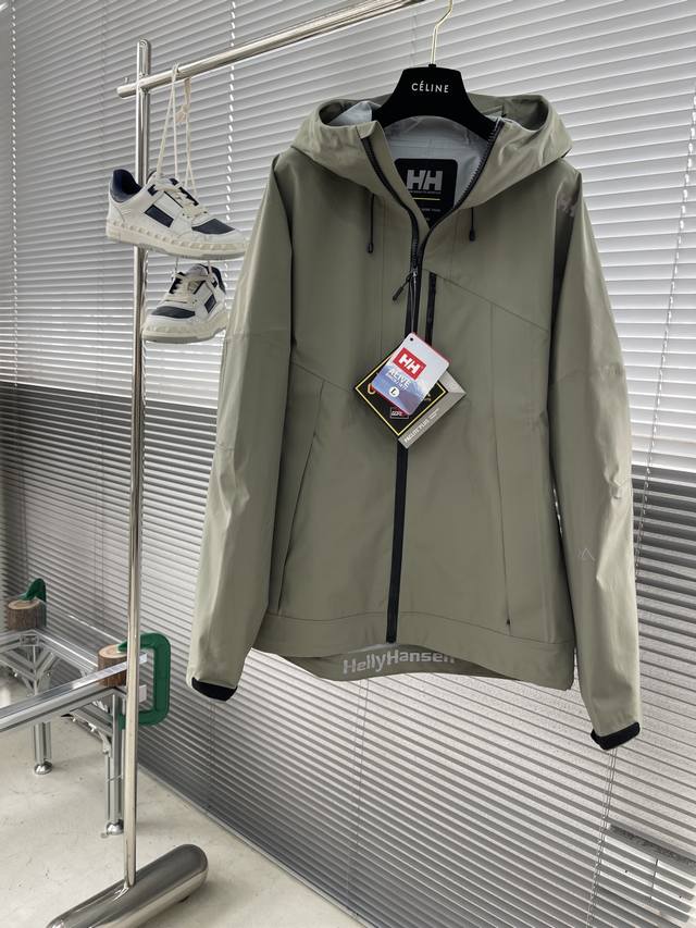 HELLY HANSEN 海丽汉森 2 高防水 透湿户外 硬壳冲锋衣 面料特性：使用面料，标准防水等级，相比常规的硬壳带有一定弹力，防御暴雨等级。 工艺：全身热