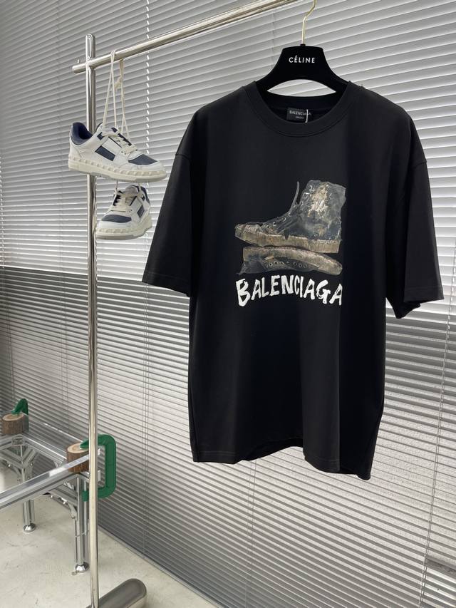 Balenciag 2024秋冬打底T恤！.立体字母印花设计.科技感十足.潮人必备款推荐.定制300克莫代尔纯棉面料.亲肤舒适柔软.手感回弹性好！面料偏厚实.适