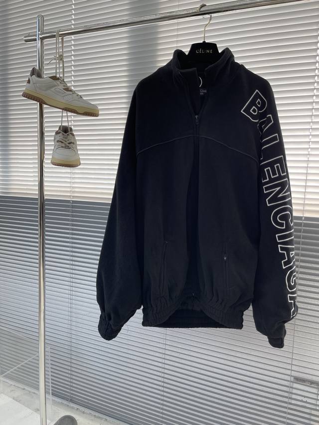 Balenciag 23FW秋冬新款黑色羊羔毛材质立领夹克，男女同款袖臂字母标识刺绣时尚拉链夹克外套！贸易公司渠道稀出，同步官网发售，代购价格11106RMB！