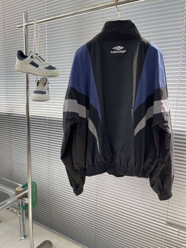 Balenciag 3B SPORTS ICON TRACKSUIT夹克 科技府绸面料通常指的是在府绸基础上融入了科技元素的面料。密度高、纱线细密、质地挺括的平