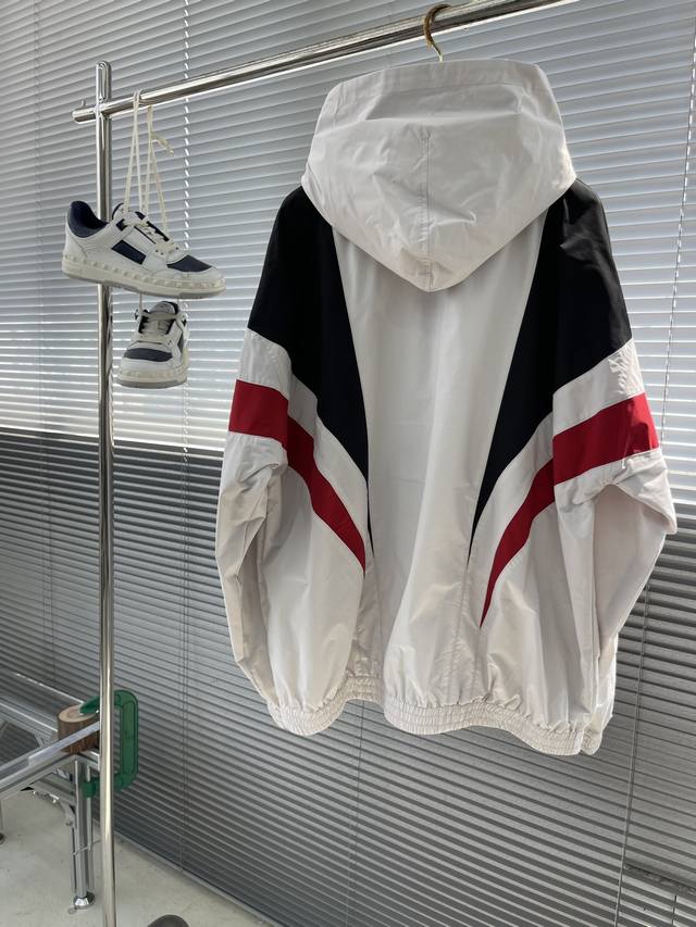 Balenciag 3B SPORTS ICON TRACKSUIT夹克 科技府绸面料通常指的是在府绸基础上融入了科技元素的面料。密度高、纱线细密、质地挺括的平