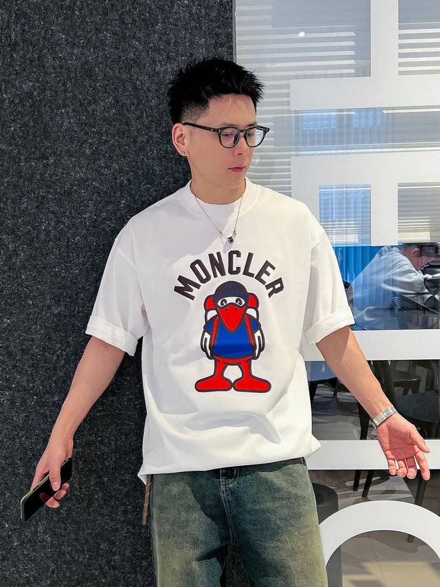 蒙口MONCLER 2024ss新工艺logo纯棉质阔版圆领男士短袖T恤，新季新推系列将标识巧妙融入设计，塑就一系列充满复古风情的运动风单品。在这款百搭T恤上，