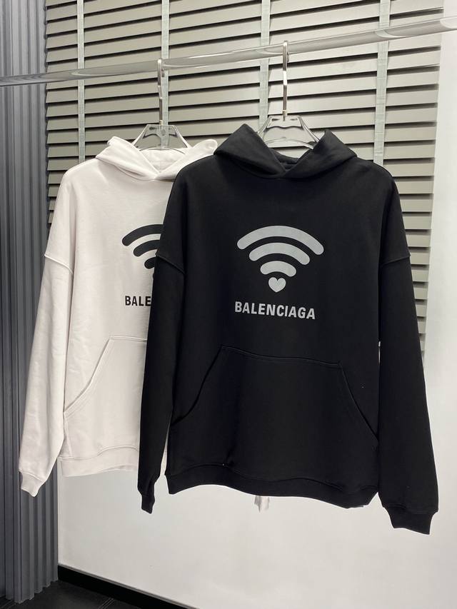 Balenciaga巴黎世家独家专供最新秋冬时尚连帽卫衣 经典设计与颜值爆棚的外套，品质更是无法挑剔品控可以直接入手，不容过错的高端臻品！通过细节图片便可感受到